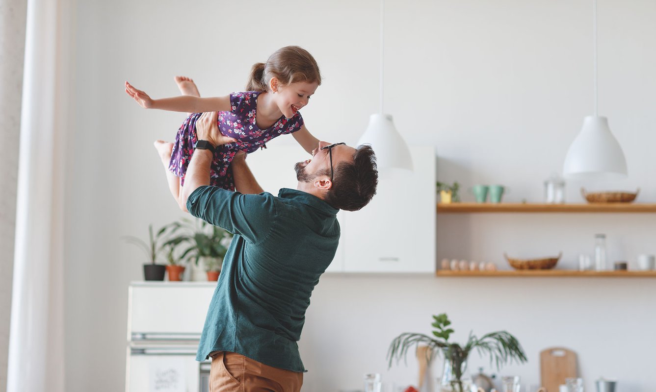 papa et petite fille heureux